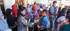 Endang melayani warga Desa Pomah dengan suka cita