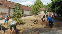 membersihkan sampah