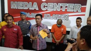 polisi gadungan warga mojayan