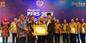 henry terima award pwi