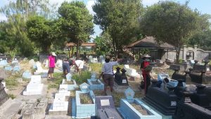 agustinus tosadu bersihkan makam