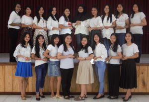 Febrianti Purnama (berjilbab) berfoto bersama temannya mahasiswa ASMI Santa Maria Yogyakarta.