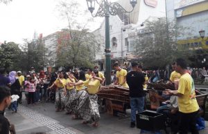 menikmati tari tradisional