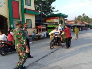 dapur umum bagikan nasi bungkus