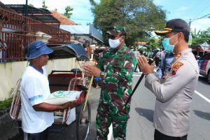 polres bagikan sembako odp