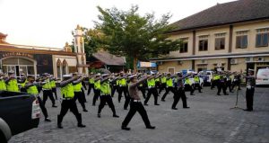 latihan beladiri tongkat polisi