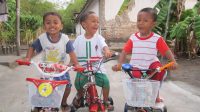 anak bermain sepeda