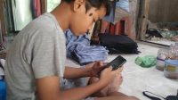 anak main hp 2