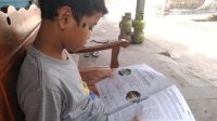 anak membaca majalah 1