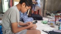anak main hp 1