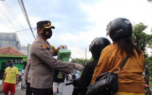 polres bagi takjil di karanganom
