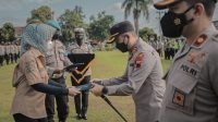 eva yuliana beri penghargaan kepada polres klaten