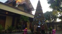 pohon natal dari sapu lidi 1