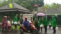 koramil ceper bagikan takjil dan masker
