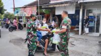 koramil karangnongko bagikan takjil di pasar puluhwatu
