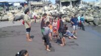 wisatawan di pantai glagah 2