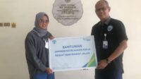 bimantoro agency bpjamsostek menyerahkan santunan jaminan kecelakaan kepada mahasiswa UNY