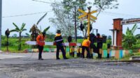 Petugas Daop 6 Yogyakarta memperbaiki pintu perlintasan sebidang di JPL 117 antara Stasiun Gawok dan Delanggu,