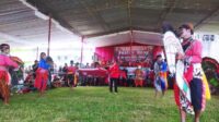 kadarwati pentaskan reog di lapangan desa jatipuro trucuk