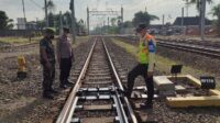 cek rel KA di stasiun ceper