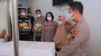 Kapolres Klaten AKBP Warsono mengunjungi dua relawan pemadam kebakaran yang terluka