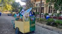 SMP Negeri 2 Klaten saat membersihkan lingkungan
