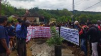 demo tutup jalan penambangan tanah uruk tol di ngandong