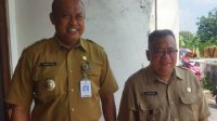 Kepala Desa Gemblegan Waloya (kanan) bersama Camat Kalikotes Kliwon Yoso,