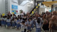 TK Taman BahagiaLakukan Kunjungan Edukatif Ke BPRS HIK MCI