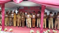 bupati klaten berfoto bersama kepala desa di kecamatan prambanan