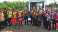 Bupati dan Wakil Bupati Klaten menyerahkan bantuan sembako kepada para penjaga palang pintu perlintasan kereta api (KA) di Desa Boto