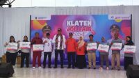 Bupati Klaten Hamenang Wajar Ismoyo berfoto bersama para penerima bantuan alat kerja dari sejumlah kompetensi