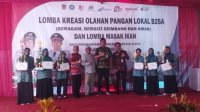 Bupati Klaten Hamenang Wajar Ismoyo dan para pejabat lainnya berfoto bersama para juara Lomba Masak Ikan.