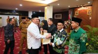 Menteri ATRKepala BPN Nusron Wahid menyerahkan sertipikat tanah wakaf secara langsung di Kantor Gubernur Lampung pada Selasa (2972025).