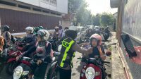 Satlantas Polres Klaten Sebar Brosur Dan Stiker Tertib Berlalu Lintas