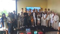 Bupati Klaten Hamenang Wajar Ismoyo berfoto bersama kru video klip single religi berjudul ”Tuhan Itu Ada”